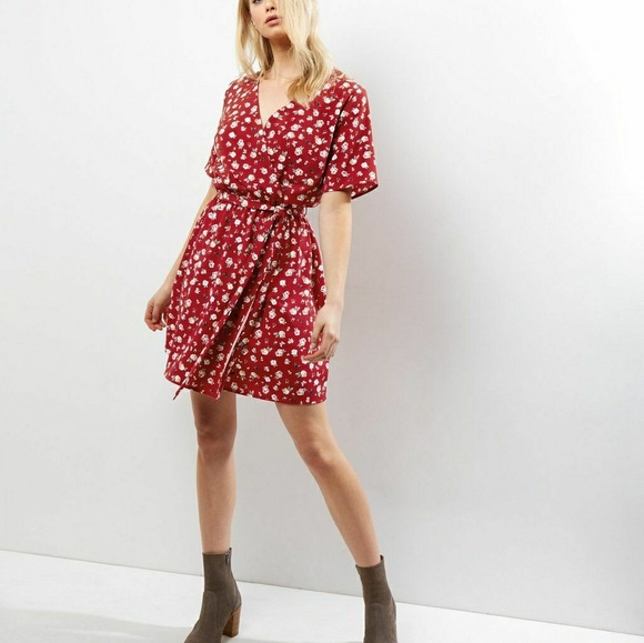 ❌SOLD❌New Look Tall Red Ditsy Floral Wrap - Picture 2 of 4
